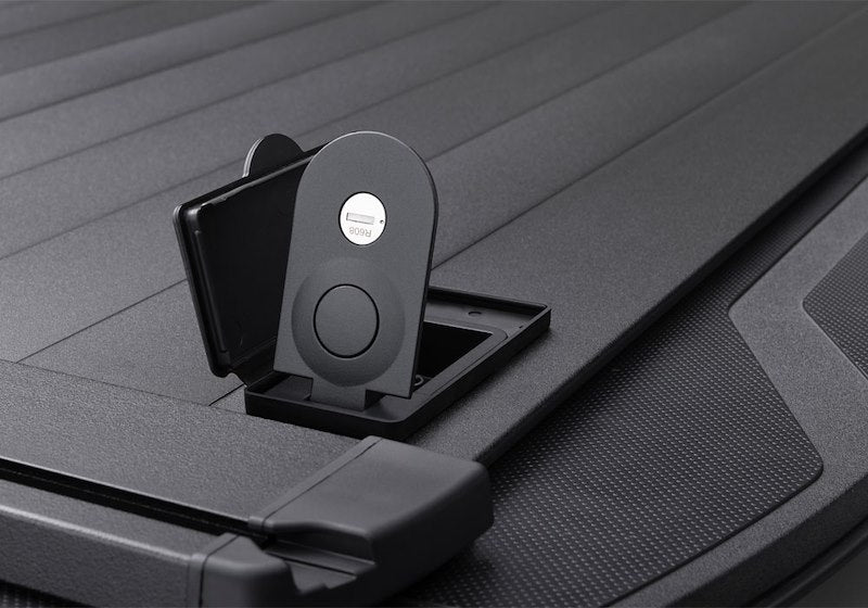 RealTruck RetraxPRO XR Manual Retractable Tonneau Cover w/ T-Slot Rails - T-80861